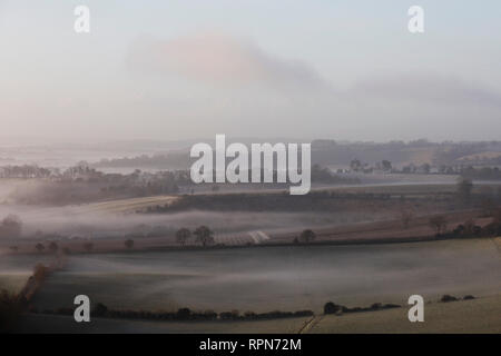 Nebel und Frost im Meon Valley in der South Downs National Park, in der Nähe von Bishops Waltham, UK, Dienstag, 19. Februar. Foto: © Lukas MacG Stockfoto