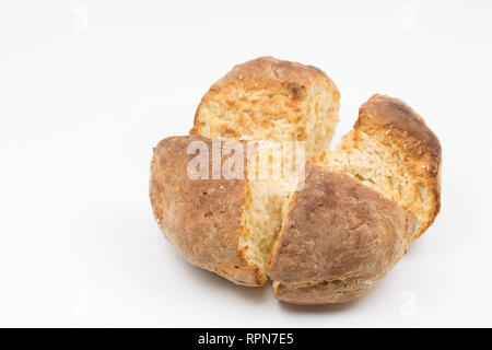 Hausgemachte Soda Brot in einem Halogen Ofen zubereitet. Die Zutaten bestehen aus glattes Mehl, Mehl, Porridge Haferflocken, Backpulver, Salz und Gesäuert Stockfoto