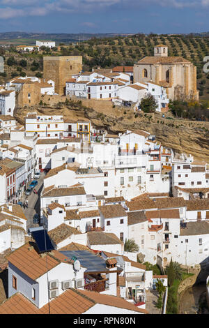 Setenil de las Bodegas, Provinz Cadiz, Spanien. Einfach als Setenil bekannt. Gesamtansicht. In der Mitte, Reste der Burg während t gebaut Stockfoto