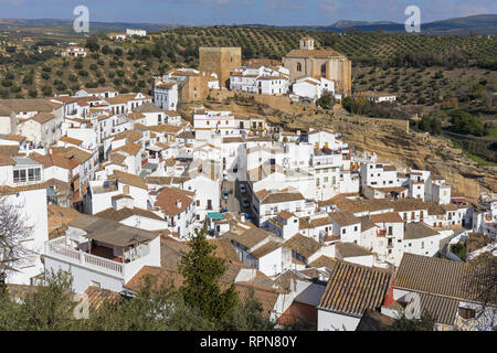 Setenil de las Bodegas, Provinz Cadiz, Spanien. Einfach als Setenil bekannt. Gesamtansicht. In der Mitte, Reste der Burg während t gebaut Stockfoto