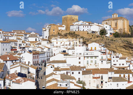 Setenil de las Bodegas, Provinz Cadiz, Spanien. Einfach als Setenil bekannt. Gesamtansicht. In der Mitte, Reste der Burg während t gebaut Stockfoto