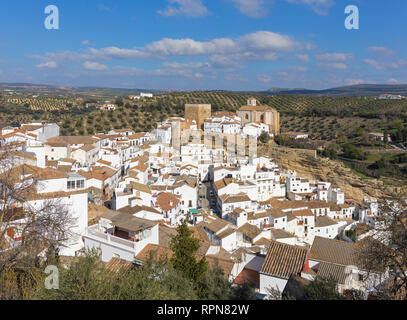 Setenil de las Bodegas, Provinz Cadiz, Spanien. Einfach als Setenil bekannt. Gesamtansicht. In der Mitte, Reste der Burg während t gebaut Stockfoto