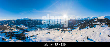 Laax Panorama auf das Dorf im Winter Berge mit Schnee bedeckt. Winterlandschaft. Sonne scheint. Der Begriff der Freiheit und Einsamkeit. Stockfoto