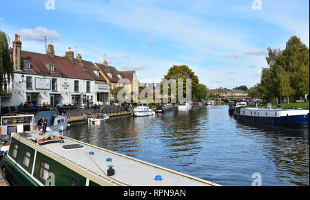 Ely, Cambridgeshire am 7. Oktober 2018 - Menschen genießen die Riverside im Ely an einem sonnigen Sonntag Nachmittag im Herbst Ansätze Stockfoto