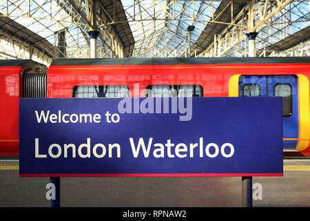 London Waterloo Station mit einigen Zügen im Hintergrund, England. Stockfoto