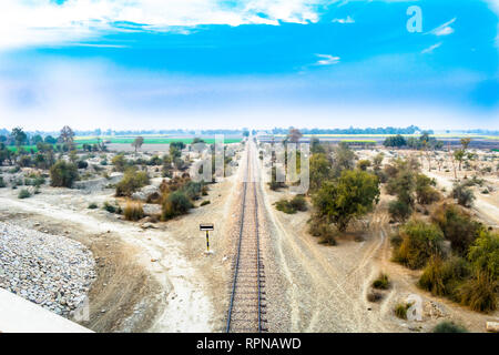 Bahnlinie in Land Pakistan von der Brücke aus gesehen. Stockfoto