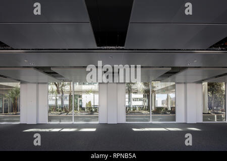 Leere Büroräume mit voller Bauhöhe Verglasung. Forschungszentrum der Urbalad Campus, Michelin, Cebazat, Frankreich. Architekt: Chaix & Morel et Associés, 2 Stockfoto