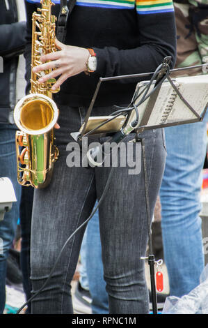 Junge Mädchen spielte Saxophon am Vondelpark in Amsterdam Die Niederlande 2018 Kingsday Stockfoto