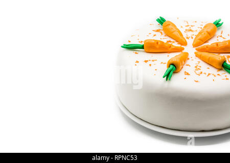 Süße Karottenkuchen auf weißem Hintergrund. Copyspace Stockfoto