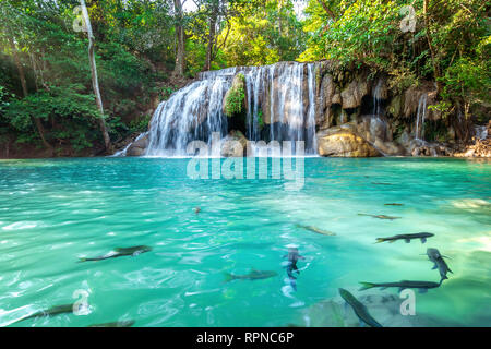 Erawan Wasserfall in Thailand. Schönen Wasserfall mit Emerald Pool in der Natur. Stockfoto
