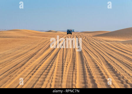 Vintage oben offenen 4x4 Geländewagen in die Wüste in Dubai, Vereinigte Arabische Emirate Stockfoto