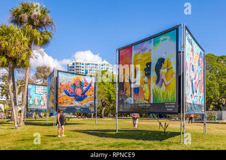 Umarmen unsere Unterschiede im Bayfront Park Anzeige in Sarasota Florida Stockfoto