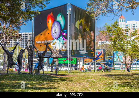 Umarmen unsere Unterschiede im Bayfront Park Anzeige in Sarasota Florida Stockfoto