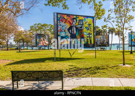 Umarmen unsere Unterschiede im Bayfront Park Anzeige in Sarasota Florida Stockfoto