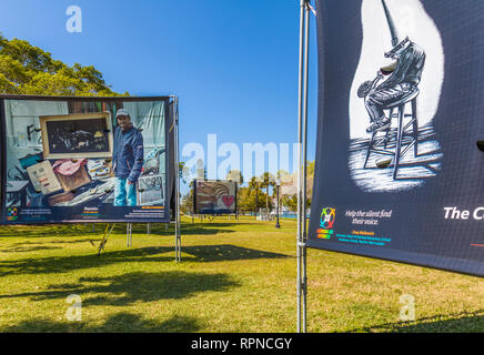 Umarmen unsere Unterschiede im Bayfront Park Anzeige in Sarasota Florida Stockfoto