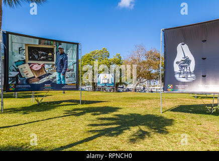 Umarmen unsere Unterschiede im Bayfront Park Anzeige in Sarasota Florida Stockfoto