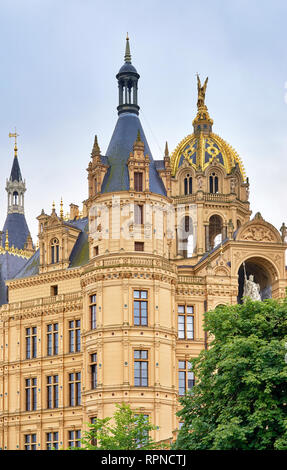 Das Schweriner Schloss mit Baum. Mecklenburg-Vorpommern, Deutschland Stockfoto