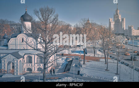 Moskau, Russland - 22 Feb 2018: Panoramablick von Moskau aus dem Park Zaryadye. Berühmte und historische Orte im Zentrum von Moskau. Bericht der Stree Stockfoto