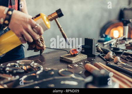 Schweißen, Löten, Hartlöten. Nahaufnahme 7/8 Seitenansicht Foto Stockfoto