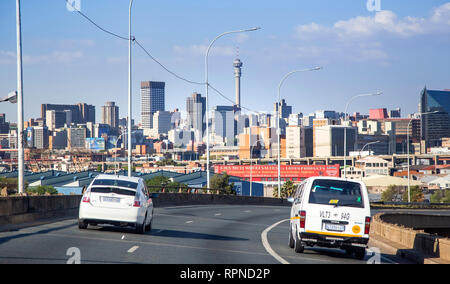 Johannesburg, Südafrika, 19. Oktober 2018: Ansicht der Stadt mit hohen Gebäuden. Stockfoto