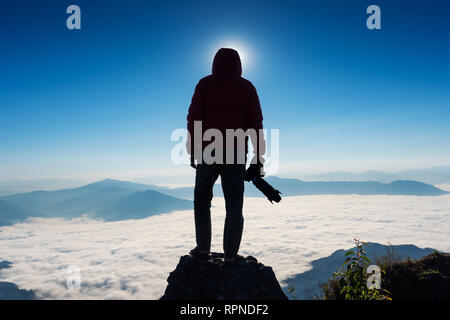 Silhouette von Fotograf Hand Kamera und auf den Fels in der Natur. Travel Concept. Stockfoto