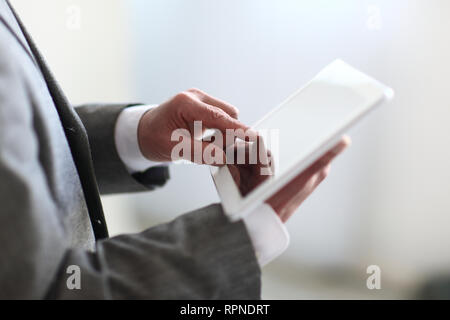 Bis zu schließen. Hand drückt der Unternehmer auf dem Bildschirm eines digitalen Tablet. Foto mit Kopie Raum Stockfoto