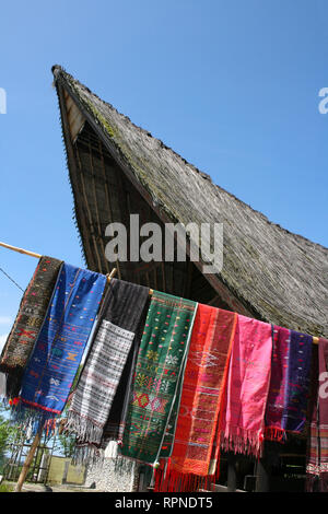 Ulos handgewebte Textilien außerhalb einer traditionellen Haus Stockfoto