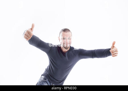 Glücklich muskulöser Mann Daumen nach oben zeigt. isoliert auf weißem Stockfoto