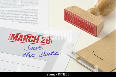 Ein Roter Stempel auf ein Dokument - 28. März Stockfoto