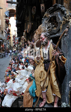 Neapel, Italien. Die Via San Gregorio Armeno, berühmt für seine Figuren von der neapolitanischen Zeichen & Kruzifixe. Stockfoto