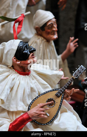 Neapel, Italien. Figurine von Pulcinella spielen Mandoline, die Via San Gregorio Armeno, berühmt für seine Geschäfte, die Zahlen der neapolitanischen Zeichen & Ch Stockfoto