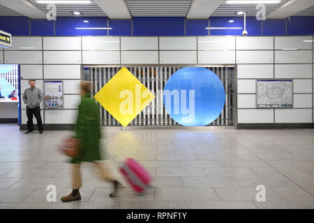 Die neu eröffneten Östlichen ticket Halle am saniert U-Bahnstation Tottenham Court Road, London, UK. Zeigt wand Artwork von Daniel Buren. Stockfoto