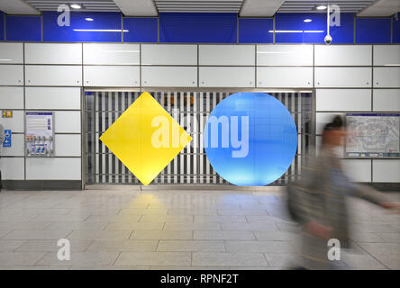 Die neu eröffneten Östlichen ticket Halle am saniert U-Bahnstation Tottenham Court Road, London, UK. Zeigt wand Artwork von Daniel Buren. Stockfoto