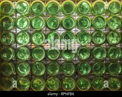 Zusammensetzung der grünen Flaschen von der Unterseite der Flasche gesehen. Hintergrund Stockfoto