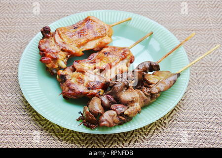 Gegrilltes Hähnchen und Innereien in hölzernen Stock dish Stockfoto