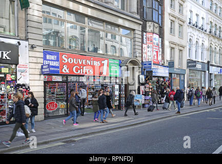 Tacky Souvenir- und Geschenkeladen auf dem Londoner Oxford Street, in der Nähe der Tottenham Court Road. Stockfoto