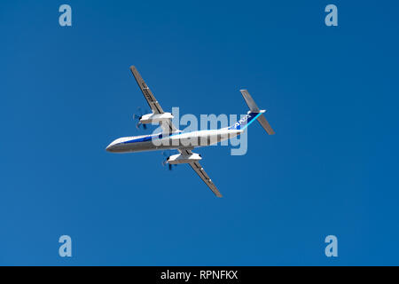 OSAKA, Japan - JAN. 1, 2019: ANA Flügel bombardier DHC -8-400 Q Dash 8, die vom Internationalen Flughafen Itami in Osaka, Japan. Stockfoto