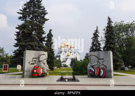 Denkmal ewige Flamme in Jaroslawl auf dem Boulevard des Friedens Stockfoto