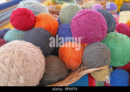 Heap of Natural Dyed Colorful Traditional Peruvian Alpaca Wool Yarn Balls at Chinchero, Andes Textile Village Cuzco Region of Peru Stockfoto