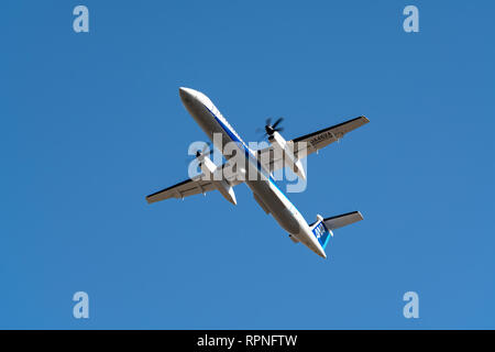 OSAKA, Japan - JAN. 1, 2019: ANA Flügel bombardier DHC -8-400 Q Dash 8, die vom Internationalen Flughafen Itami in Osaka, Japan. Stockfoto