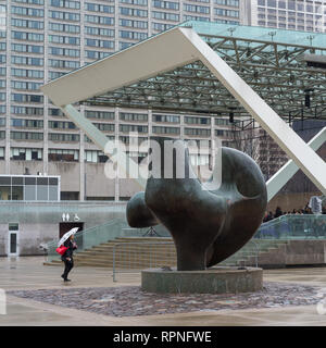 3 Stück Nr. 2: Der bogenschütze von Henry Moore vor neuen Toronto City Hall, Toronto, Ontario, Kanada Stockfoto