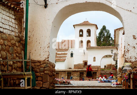 Die Menschen gehen an das Tor der Stadt, Plaza mit kolonialen Kirche von Chinchero, Cuzco, Peru Stockfoto