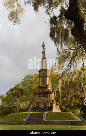 Savannah, GA - 10. April 2018: Die KONFÖDERIERTEN Kriegerdenkmal Denkmal mit der Statue einer Soldat steht in Forsyth Park, wo Männer gebohrt wurden b Stockfoto