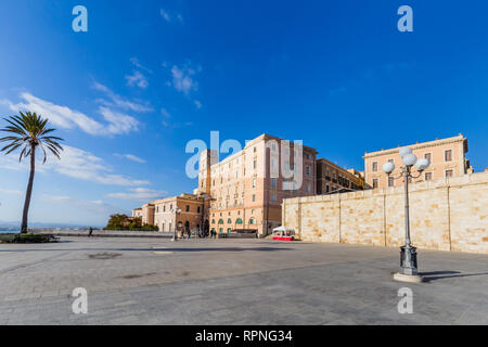 Bastion Saint Remy und die Aussichtsterrasse Umberto Form, die Sie einen weiten Blick auf die Stadt und auf den Hafen von Cagliari, Sardinien, Italien Stockfoto