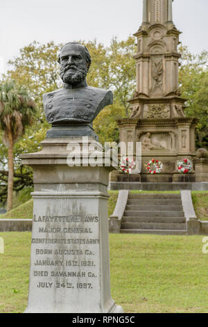 Savannah, GA - 10. April 2018: die Büste von Major General Lafayette McLaws mit der Konföderierten Staaten Armee sitzt vor der Konföderierten War Memorial M Stockfoto