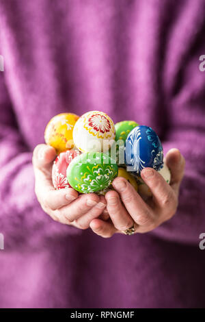 Close-up bunte Ostereier in der älteren Frau Hände. Stockfoto