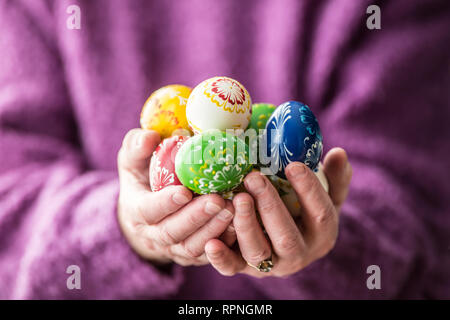 Close-up bunte Ostereier in der älteren Frau Hände. Stockfoto
