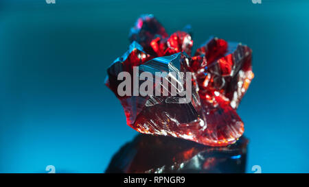 Natürliche Rohstoffe roten Kristall. Natürliche rote kostbare Mineral Stein Stockfoto