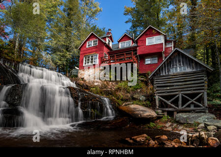 Berghütte über Wasser fallen, North Carolina Stockfoto