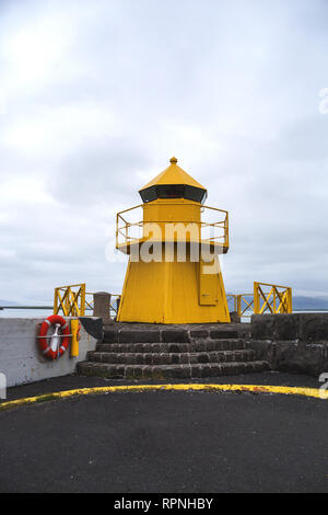 Gelbe Leuchtturm am Hafen in Reykjavik, Icleand. Stockfoto